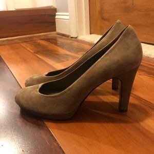 Bandolino taupe suede pumps, size 7 M.